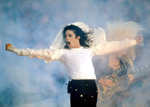 Michael Jackson e Jennifer Batten no intervalo do Super Bowl XXVII em 1993 ***
